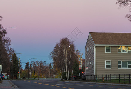 紫红色天空美国费尔班克斯街景紫红色黄昏天空背景
