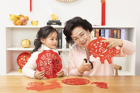 新年祖孙剪窗花背景图片