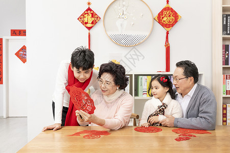 新年孙祖剪窗花图片