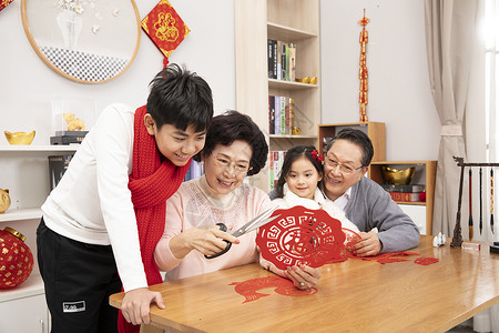 新年孙祖剪窗花图片