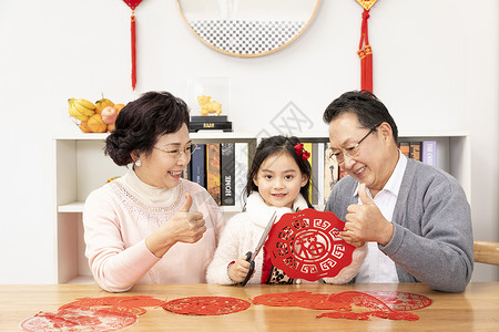 新年祖孙剪窗花背景图片