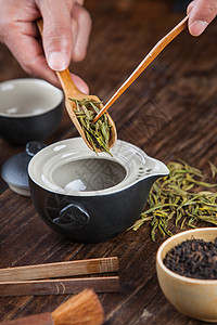 往茶壶里加茶叶高清图片