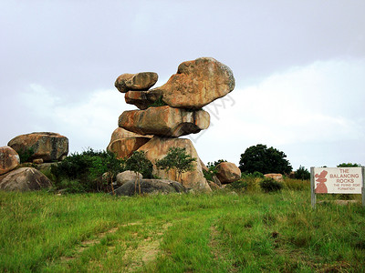 天然龍頭石津巴布韦风景天然的平衡石背景