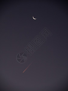 月亮和飞机拖尾图片