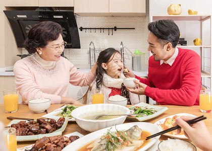 热闹温暖的年夜饭图片