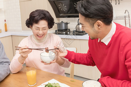 热闹喜庆的年夜饭图片