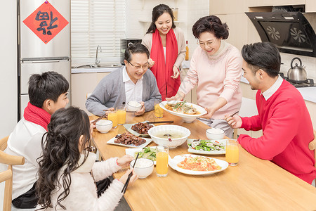 一家人热闹的年夜饭背景图片