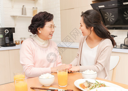 喜庆的母女家庭饮用橙汁高清图片