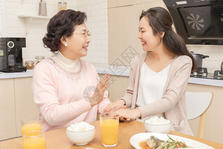 喜庆的母女春节婆媳高清图片