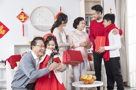 新年家庭发红包背景图片