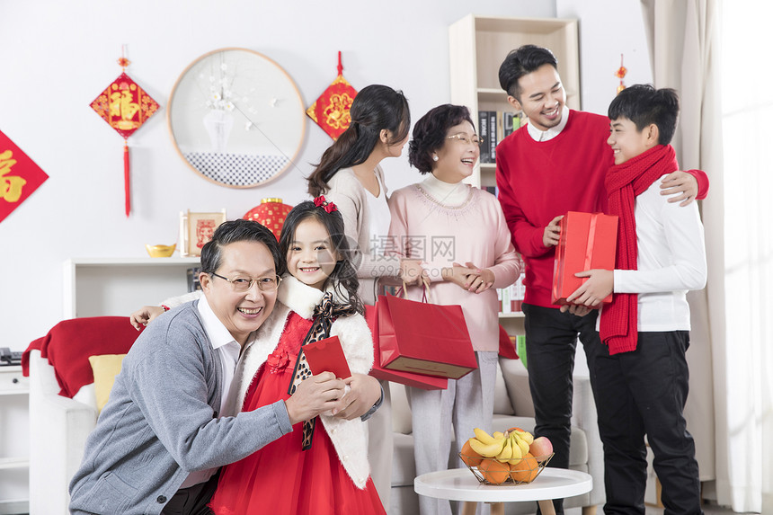 新年家庭发红包图片