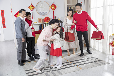 新年一家人奶奶孙女拥抱图片