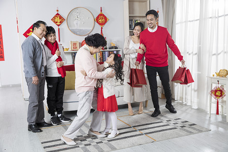 新年一家人奶奶孙女拥抱图片