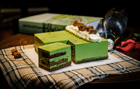 绿色盒子蛋糕抹茶巧克力蛋糕背景