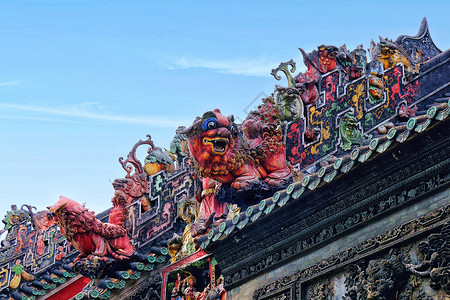 狮驼陈家祠传统的屋檐祥狮雕塑背景