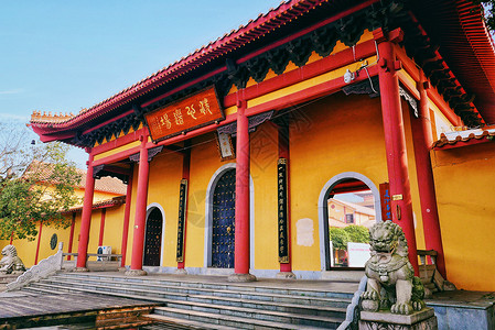 对称空间红梁黄壁的中式建筑洗心禅寺正门背景
