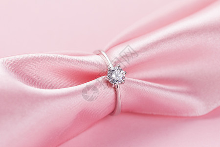 红钻石银色戒指情人节丝绸戒指背景