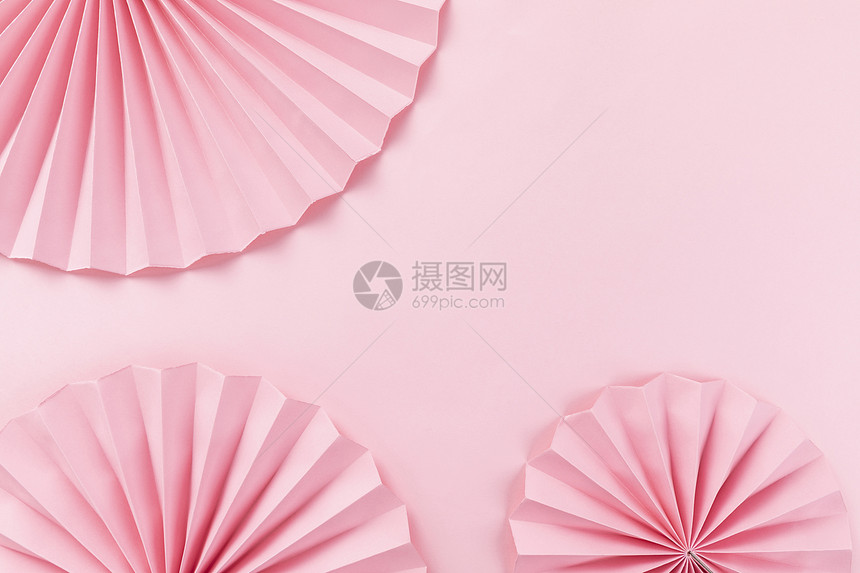 粉色背景上的纸伞图片