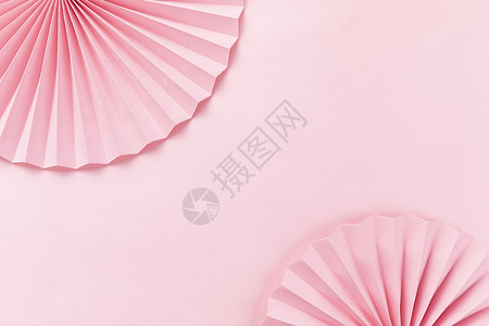 粉色背景上的纸伞图片