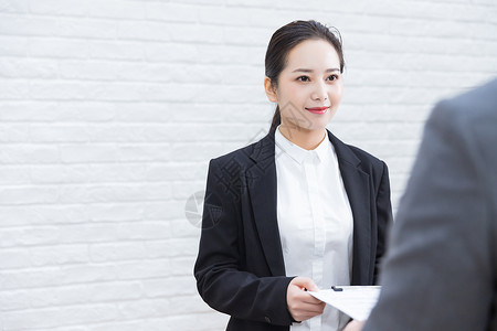 前台商务女性递文件高清图片