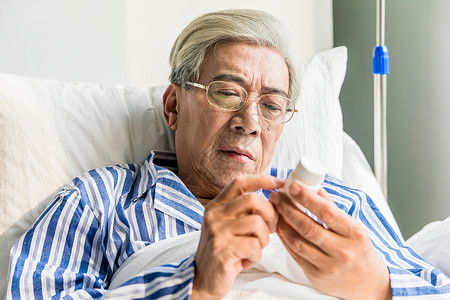 老年患者躺病床上研究药物图片
