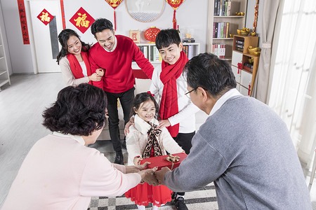 新年一家人孙女给爷爷奶奶送礼背景图片