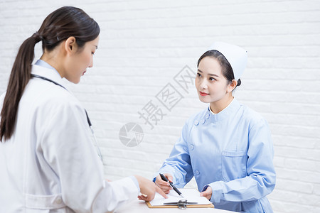 医院前台医生询问护士图片