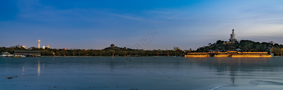 冬天长图冰湖上的白塔背景