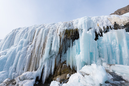 水管结冰青海岗什卡雪峰背景