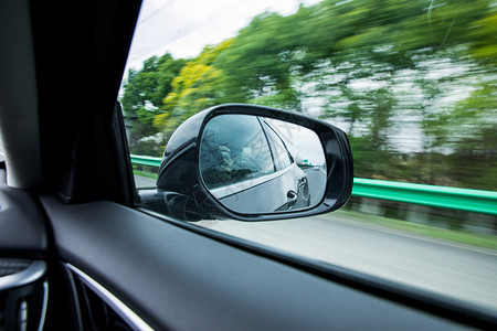 车窗膜行驶中的汽车后视镜背景