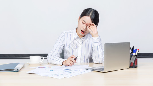 打哈欠女人职场疲劳打哈欠背景