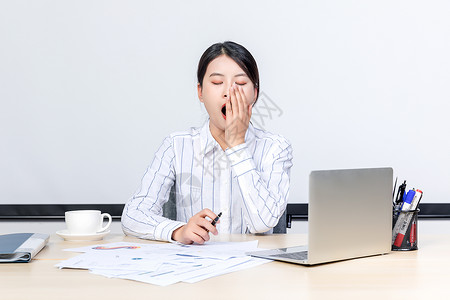 打哈欠女人职场疲劳打哈欠背景