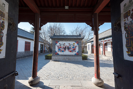 年画年年有余潍坊杨家埠民俗建筑背景