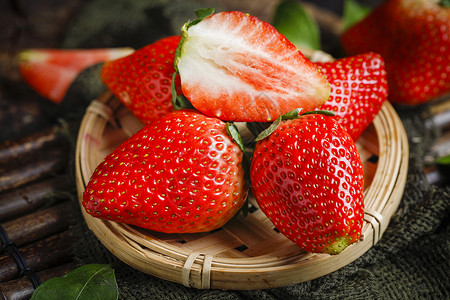 二颗草莓新鲜奶油草莓背景