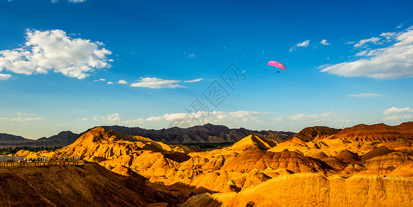 丹霞地貌挑战滑翔伞高清图片
