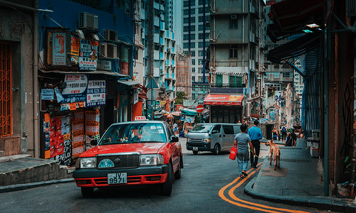 香港街景红色的士高清图片