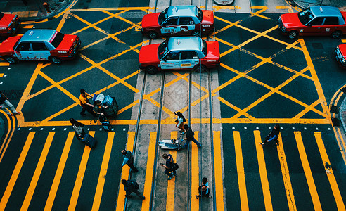 黄色的士俯瞰香港街景背景