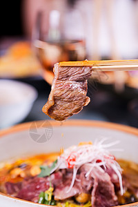 牛肉筷子夹牛肉片高清图片