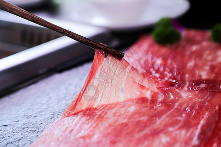 薄切牛肉片夹肉筷子高清图片