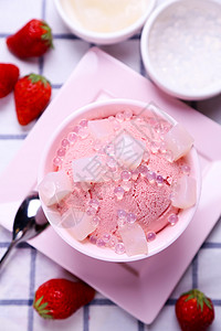 草莓冰淇淋甜品草莓椰果冰背景