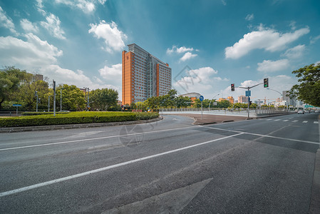 蓝天道路空旷无车的城市街道背景