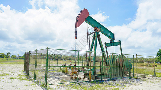 文莱石油石油开采机石栅栏高清图片