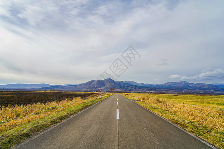 日本北海道山地田野风光高清图片