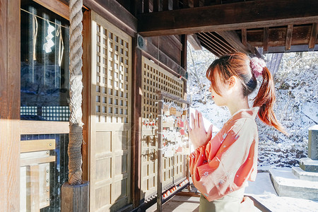 跪着祈祷的女孩日本少女背景