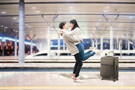 火车站情侣情侣团圆设计图片