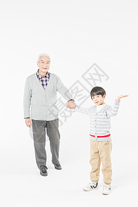 祖孙情爷爷和孙子牵手走路图片