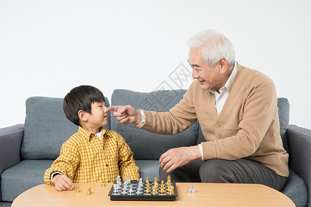 国际象棋儿童祖孙沙发上玩国际象棋背景