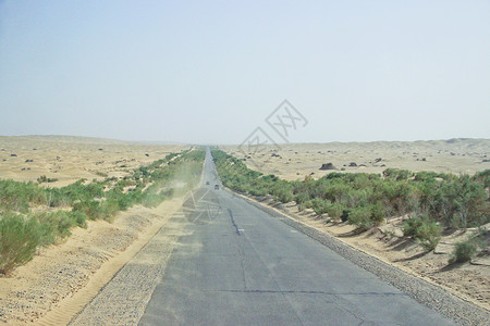 新疆沙漠公路图片
