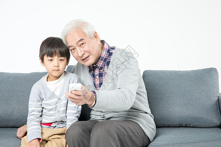 祖孙在沙发上看电视背景图片