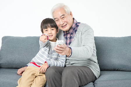 祖孙在沙发上看电视背景图片